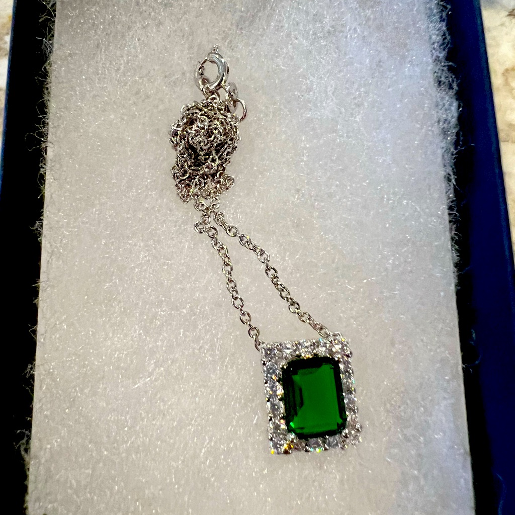 35 Ct EmeraldDiamond Pendant